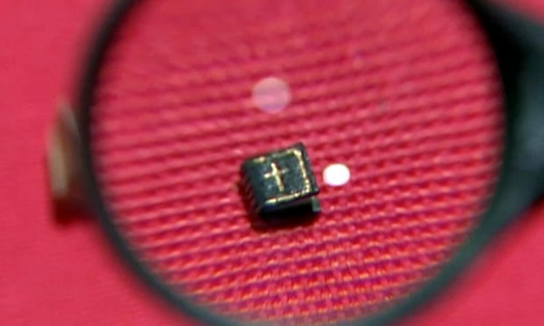 Πουλήθηκε για 4.200 ευρώ ένα από τα πιο μικροσκοπικά βιβλία στον κόσμο