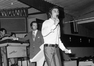 Τόλης Βοσκόπουλος και Μαρία Αλιφέρη αγκαλιασμένοι πριν από 43 χρόνια