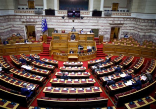 Αψιμαχίες στη Βουλή για την μελέτη Τσιόδρα – Λύτρα και τη διαγραφή Κουρουμπλή