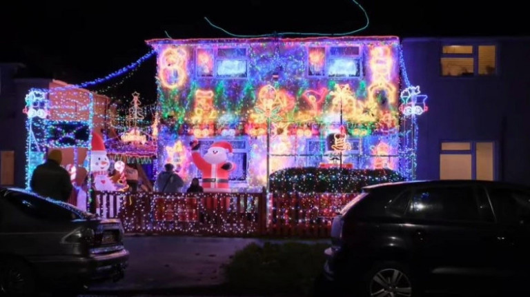 Βρετανία – Στόλισε το σπίτι του για τα Χριστούγεννα με 30.000 λαμπάκια