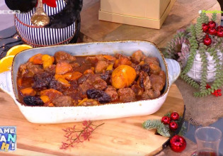 Ο Τίμος Ζαχαράτος ετοιμάζει το καλύτερο χοιρινό με δαμάσκηνα