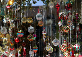 Εορταστικό ωράριο – Ανοικτά τα καταστήματα αυτή την Κυριακή – Πώς θα λειτουργήσουν Χριστούγεννα και Πρωτοχρονιά