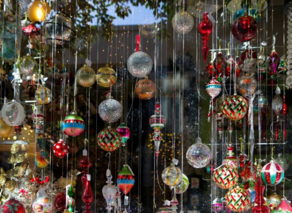 Εορταστικό ωράριο – Ανοικτά τα καταστήματα αυτή την Κυριακή – Πώς θα λειτουργήσουν Χριστούγεννα και Πρωτοχρονιά