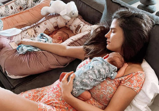 Χριστίνα Μπόμπα – Η φωτογραφία με τις δίδυμες που έχουν γίνει fashion icons