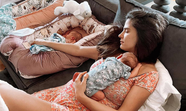 Χριστίνα Μπόμπα – Η φωτογραφία με τις δίδυμες που έχουν γίνει fashion icons