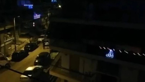 «Μια στάση εδώ» – Θεσσαλονικιός σταμάτησε το ΙΧ στη μέση του δρόμου και άρχισε να χορεύει ζεϊμπέκικο