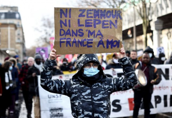 Γαλλία – Μεγάλη αντιφασιστική διαδήλωση παράλληλα με την πρώτη προεκλογική συγκέντρωση του Ερίκ Ζεμούρ
