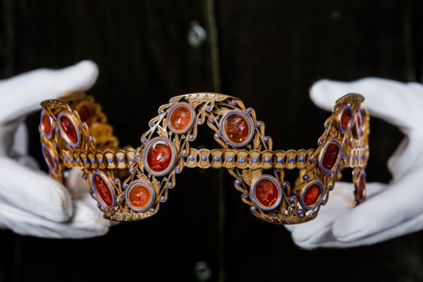 Στο «σφυρί» δύο τιάρες της Ιωσηφίνας Βοναπάρτη με τιμή που «ζαλίζει»