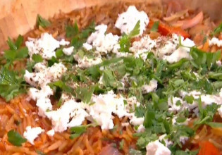 Ο Τίμος Ζαχαράτος μάς φτιάχνει γιουβετσάκι με μανιτάρια & ψημένες κόκκινες πιπεριές