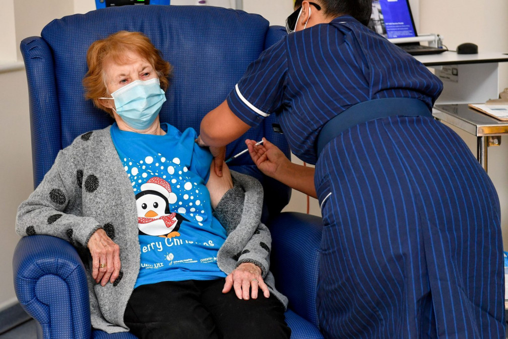 Βρετανία – Η Μάργκαρετ Κίναν, η πρώτη άνθρωπος που εμβολιάστηκε πριν ένα χρόνο, μίλησε για την εμπειρία της