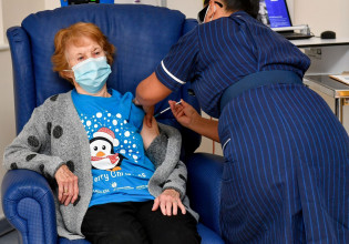 Βρετανία – Η Μάργκαρετ Κίναν, η πρώτη άνθρωπος που εμβολιάστηκε πριν ένα χρόνο, μίλησε για την εμπειρία της