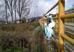 Καστοριά – Πρωτοφανής ρύπανση σε περιοχή Natura – Πέταξαν εκατοντάδες χρησιμοποιημένες  μάσκες
