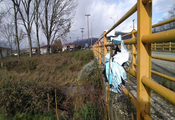 Καστοριά – Πρωτοφανής ρύπανση σε περιοχή Natura – Πέταξαν εκατοντάδες χρησιμοποιημένες  μάσκες