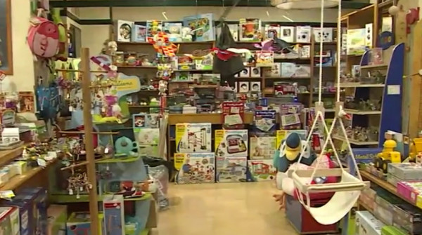 Μέσα στο παλαιότερο παιχνιδάδικο της Ελλάδας