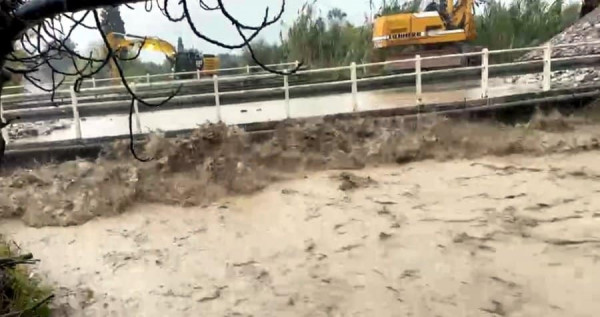 Κακοκαιρία – Εκκενώνεται περιοχή στη Ναύπακτο