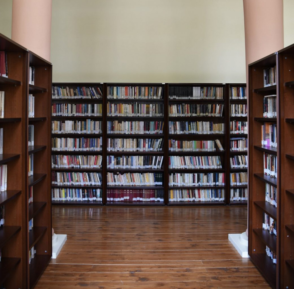 Πόρτα πόρτα η παράδοση βιβλίων στην Κομοτηνή