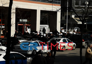 Θεσσαλονίκη – Άγρια συμπλοκή έξω από τα Δικαστήρια – Σε τουλάχιστον 20 προσαγωγές προχώρησε η ΕΛ.ΑΣ