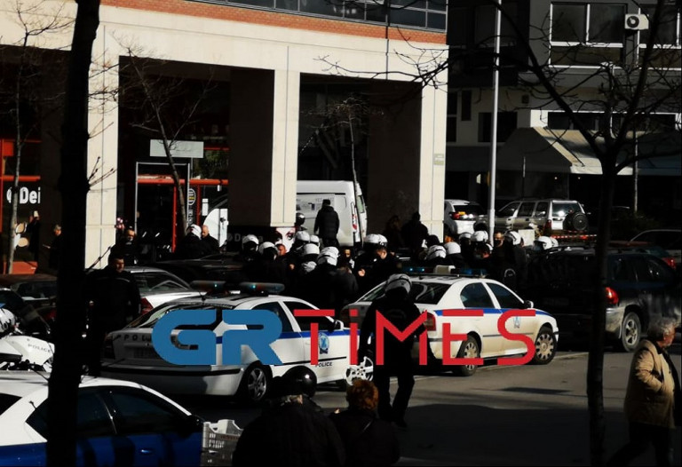 Θεσσαλονίκη – Άγρια συμπλοκή έξω από τα Δικαστήρια – Σε τουλάχιστον 20 προσαγωγές προχώρησε η ΕΛ.ΑΣ