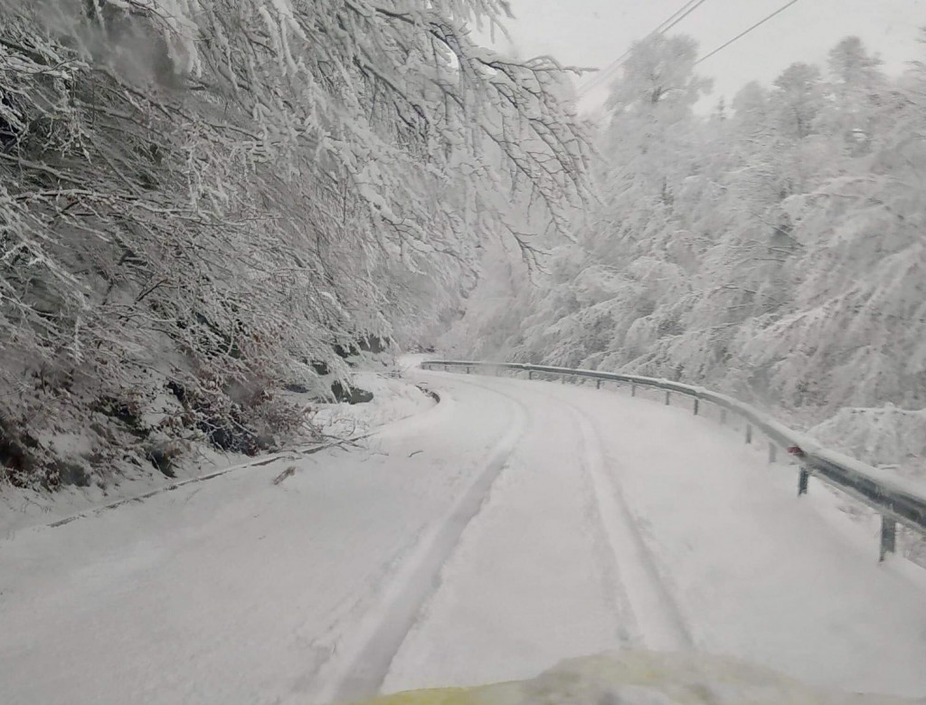 Η κακοκαιρία κορυφώνεται – Δείτε ποιες περιοχές έχουν «ντυθεί» στα λευκά