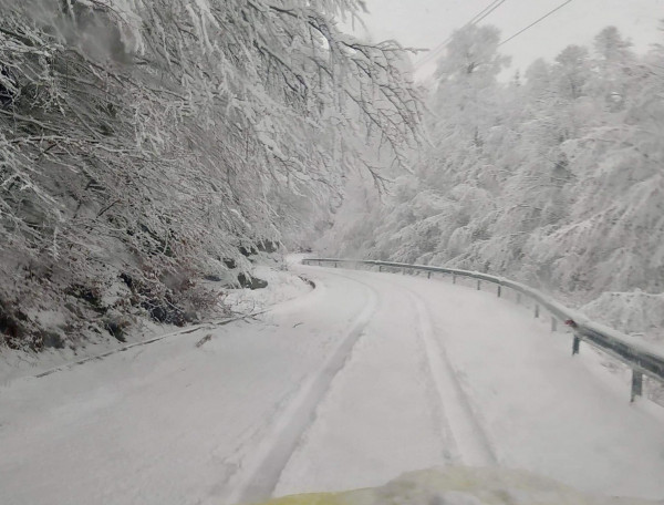 Η κακοκαιρία κορυφώνεται – Δείτε ποιες περιοχές έχουν «ντυθεί» στα λευκά