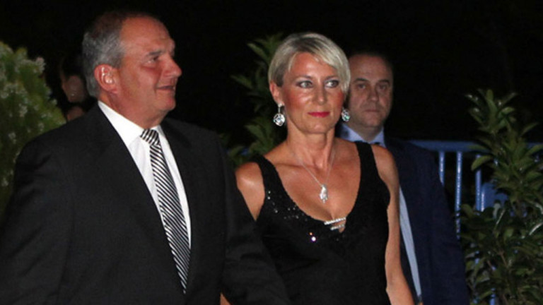 Κώστας Καραμανλής – Τρυφερή αγκαλιά με την Νατάσα Παζαΐτη μπροστά από το χριστουγεννιάτικο δένδρο