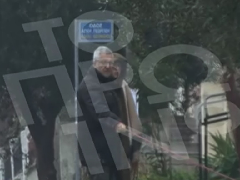 Στάθης Παναγιωτόπουλος – Η πρώτη του βόλτα με την σύζυγο και τον σκύλο του μετά την… ελευθέρας