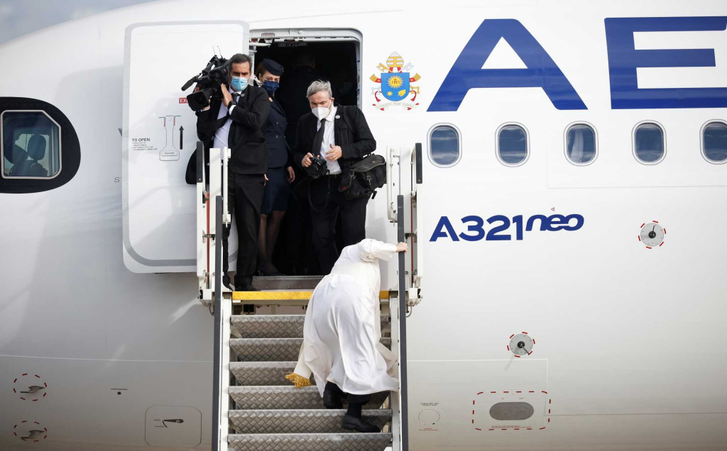 Πάπας Φραγκίσκος – Ατύχημα πριν αναχωρήσει από την Ελλάδα – Σκόνταψε στην σκάλα του αεροπλάνου