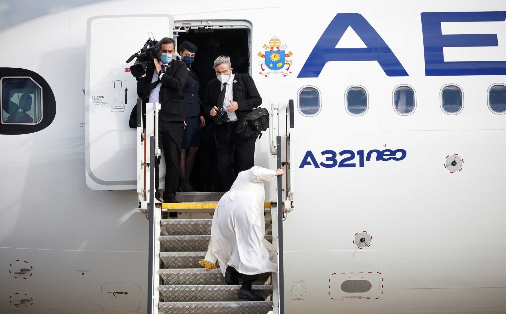 Πάπας Φραγκίσκος - Ατύχημα πριν αναχωρήσει από την Ελλάδα - Σκόνταψε στην σκάλα του αεροπλάνου