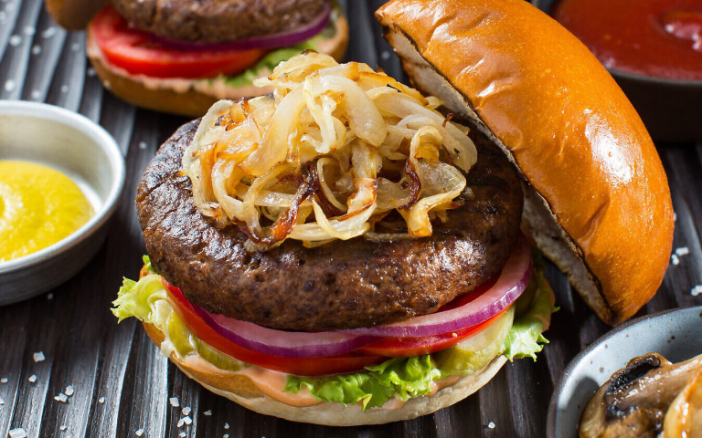 Εκτυπωτής 3D πλάθει vegan μπιφτέκια σύμφωνα με τα γούστα του πελάτη