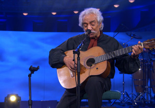 Σπίτι με το MEGA – Σπουδαία ερμηνεία από τον Κώστα Χατζή στο τραγούδι «Απ’ το αεροπλάνο»