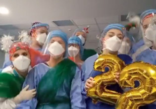 Πρωτοχρονιά 2022 – Πώς άλλαξαν χρονιά γιατροί και νοσηλευτές σε covid ΜΕΘ