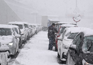 Κακοκαιρία «Ελπίδα»: Δραματική έκκληση από εγκλωβισμένο οδηγό στην Αττική Οδό – «Σώστε τα παιδιά μου»