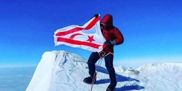 ΗΠΑ – Σκοτώθηκε από χιονοστιβάδα ο Μπιρκάκ Ουζούν που είχε τοποθετήσει σημαία των Τουρκοκύπριων στην Ανταρκτική