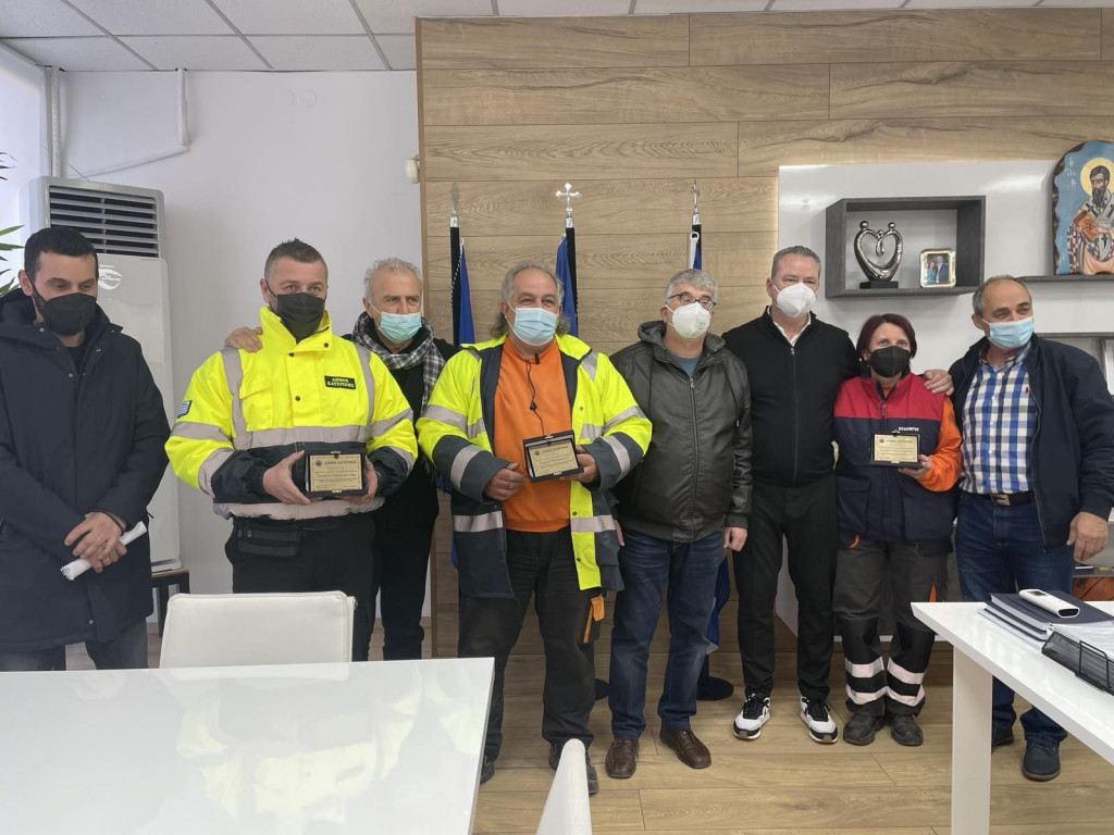 Τιμήθηκαν οι σκουπιδιάρηδες που έσωσαν από τις φλόγες ηλικιωμένο – Ατόπημα του Δήμου Κατερίνης να μην ανακοινώσει έστω μια ατάκα τους