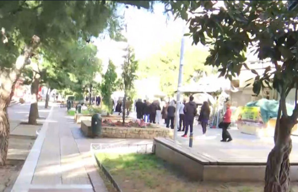 Κοροναϊός – Τεράστια ουρά για rapid test στην πλατεία Νέας Σμύρνης