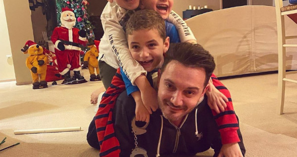 Χρήστος Μενιδιάτης – Με κοροναϊό ο τραγουδιστής, η σύζυγός του και τα τρία τους παιδιά