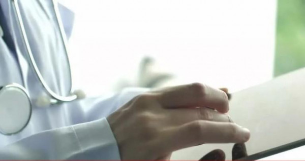 Αδιανόητο ξέσπασμα αντιεμβολιάστριας σε γιατρό