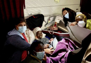 Γιατρός – Βοήθησε γυναίκα να γεννήσει εν πτήσει και του έδωσαν το όνομά της