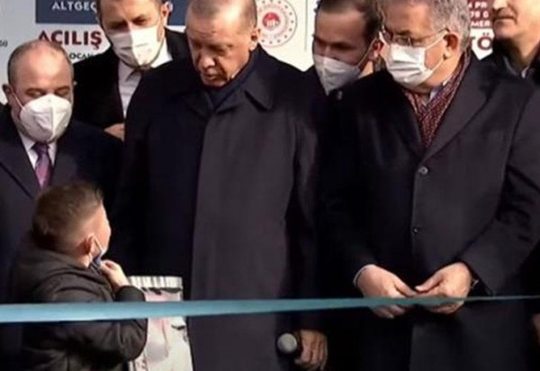 Ερντογάν: Προεκλογική εκστρατεία από ένα ανήλικο – «Κιλιτσντάρογλου, είσαι προδότης – Ψηφίστε Ερντογάν»