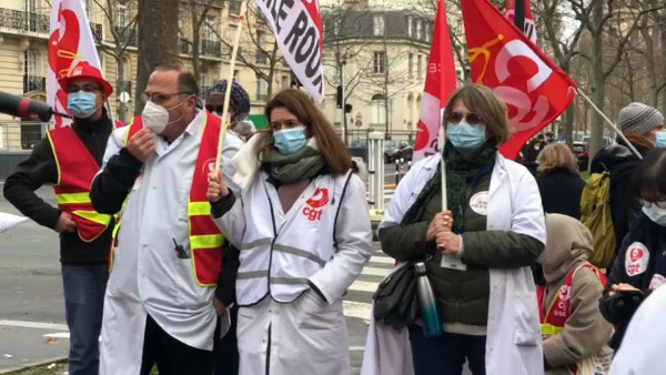 Γαλλία – Ενός λεπτού σιγή για «τον θάνατο του δημόσιου νοσοκομείου» τήρησαν γιατροί και νοσηλευτές σε 15 πόλεις