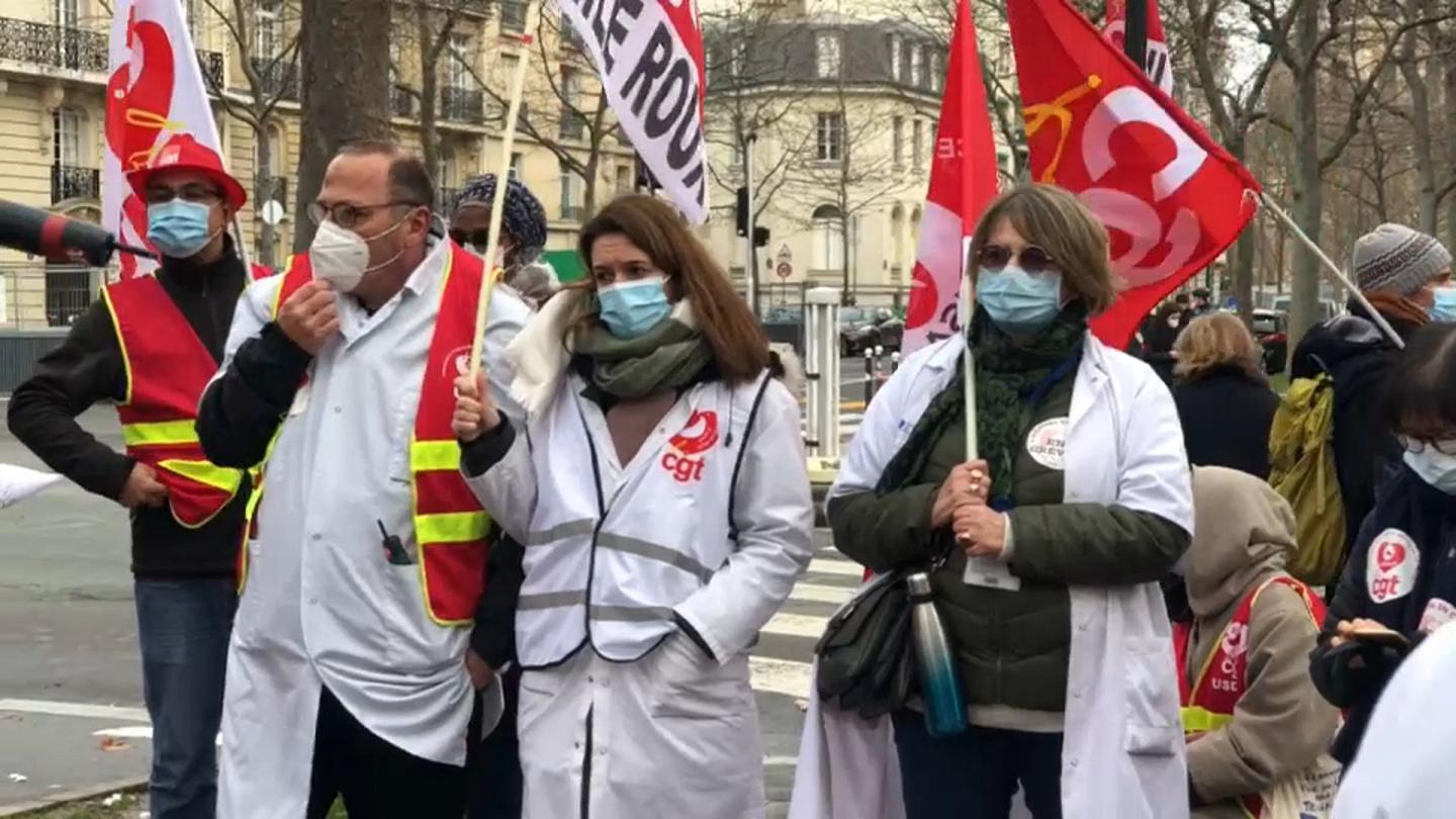 Γαλλία - Ενός λεπτού σιγή για «τον θάνατο του δημόσιου νοσοκομείου» τήρησαν γιατροί και νοσηλευτές σε 15 πόλεις