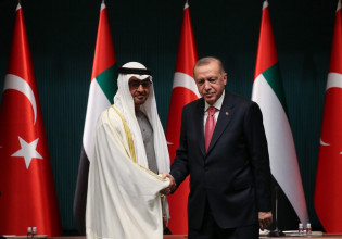 Ο Ερντογάν στρέφεται στον Κόλπο για να σώσει την τουρκική οικονομία