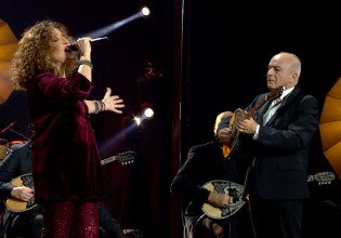 Η Γλυκερία τραγουδάει «Τα κουρέλια» από την συνεργασία της με τον Πολυκανδριώτη και συγκινεί