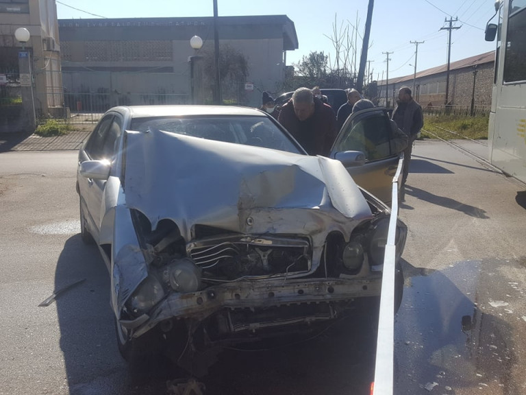 Πάτρα: Αυτοκίνητο συγκρούστηκε με συρμό του προαστιακού