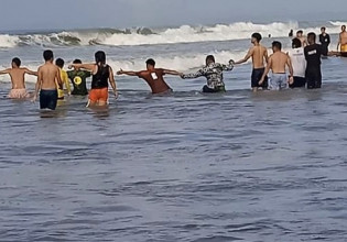 Έκαναν ανθρώπινη αλυσίδα μέσα στη θάλασσα για να σώσουν άνθρωπο που πνιγόταν