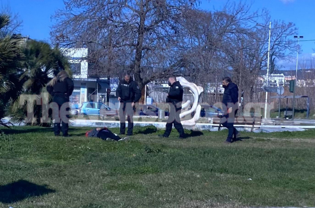Βόλος – Αναίσθητος άνδρας εντοπίστηκε σε κυκλικό κόμβο
