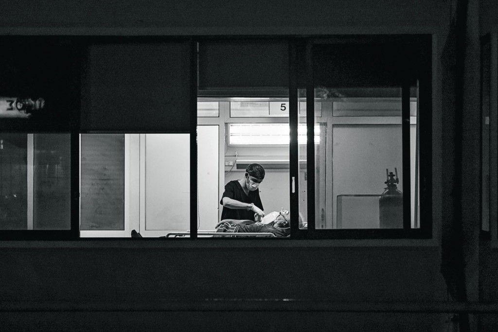 Κοροναϊός – Η Όμικρον δεν έχει ανοίξει ακόμη τα χαρτιά της – Το καλό και το μαύρο σενάριο