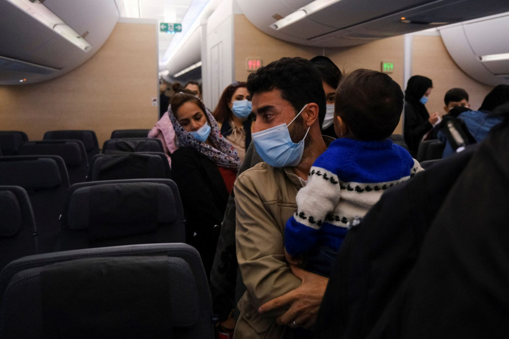 Γέννησε στο αεροπλάνο και πέταξε το μωρό της στον κάδο της τουαλέτας