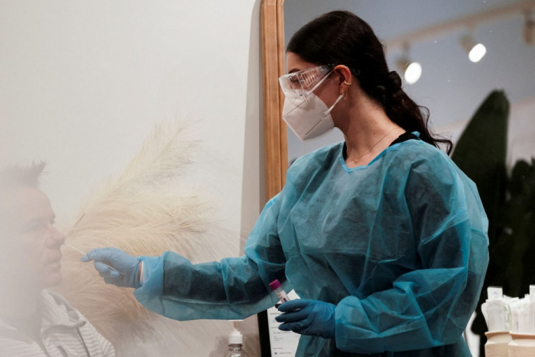 Βρετανία – Η παραλλαγή Όμικρον εξαπλώνεται στους άνω των 50 ετών, λέει ο υπουργός Παιδείας