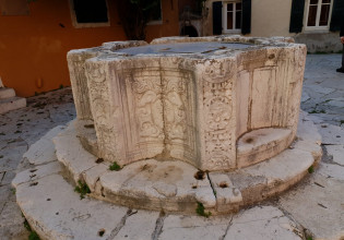 Κέρκυρα – Το θαυμαστό βενετσιάνικο πηγάδι στην πλατεία Κρεμαστής